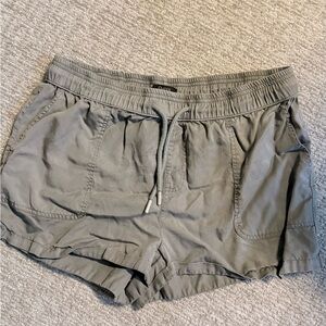 Quince Women's Light Gray Cargo Shorts